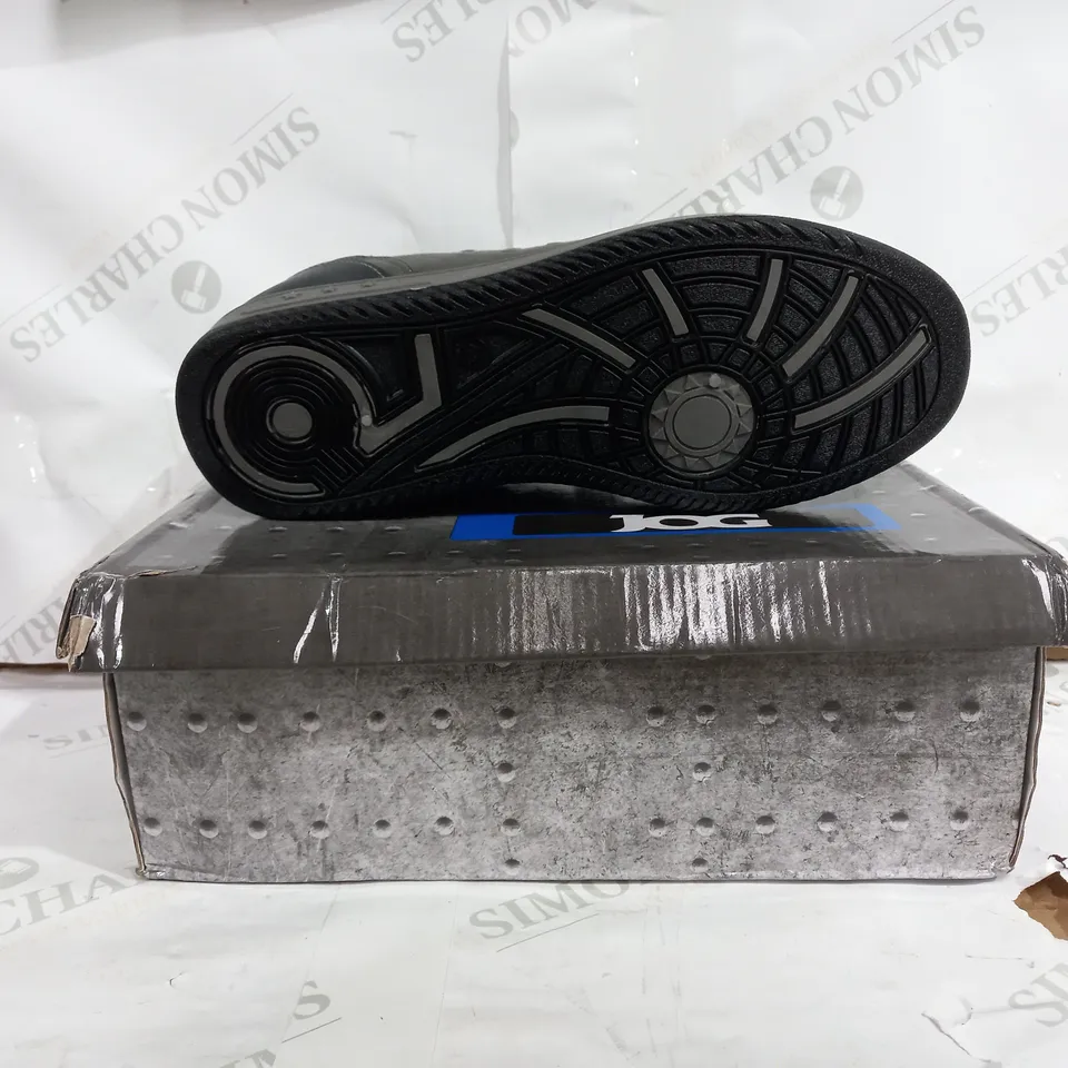 JOG VELCROW TRAINERS IN STONE GREY- SIZE EU 45