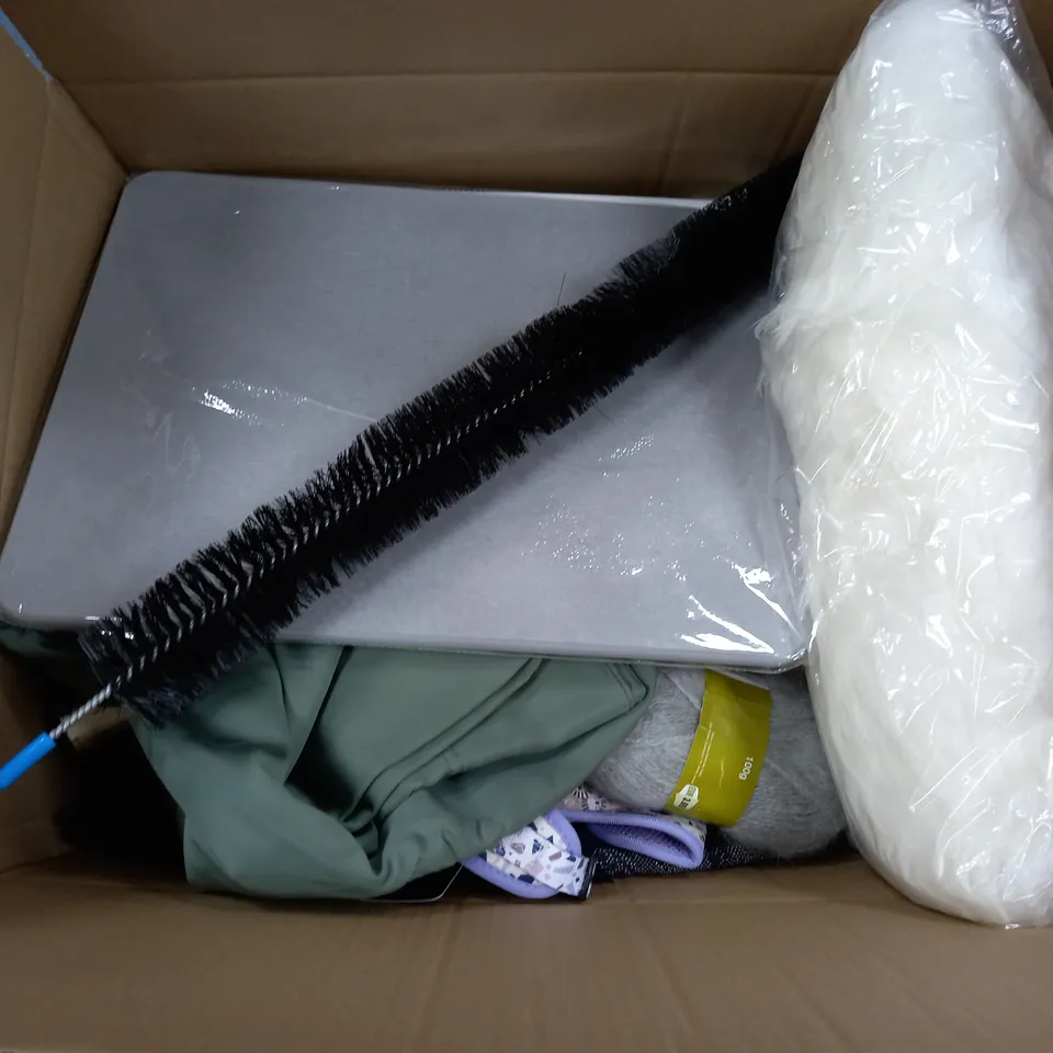 APPROXIMATELY 15 ASSORTED HOUSEHOLD ITEMS TO INCLUDE CLOTHES HANGER, PICTURE FRAME, RADIATOR DUSTER, ETC