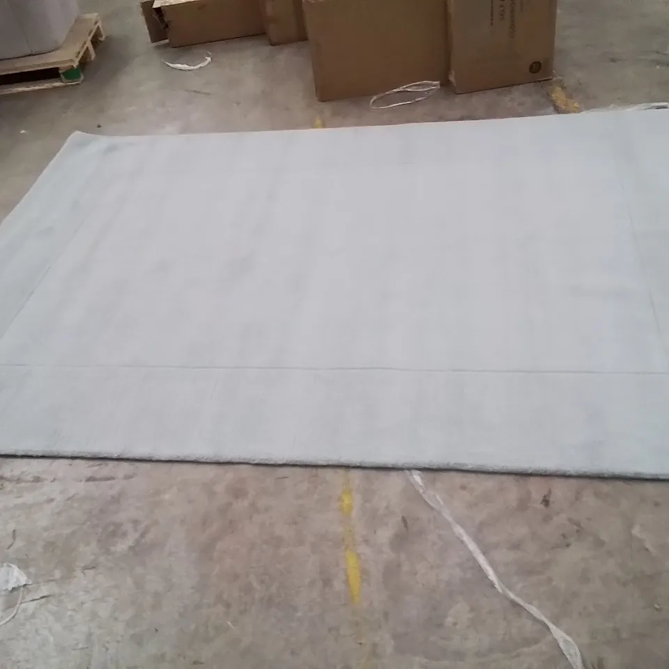 QUALITY DESIGNER AREA RUG // APPROX SIZE: 200 X 300 cm