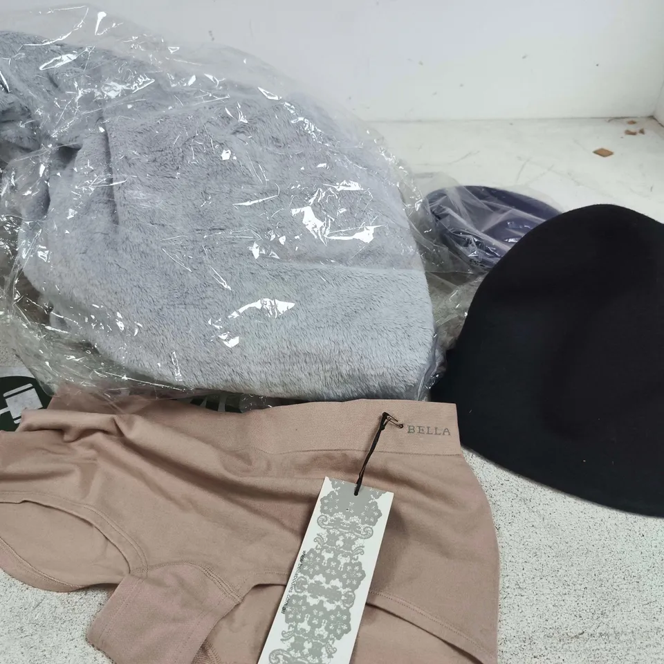 APPROXIMATELY 20 ASSORTED CLOTHING ITEMS IN VARIOUS SIZES & STYLES