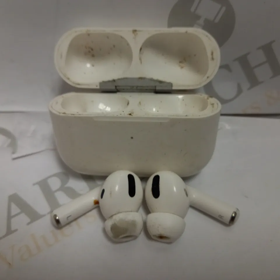 TRUE WIRELESS EARBUDS - WHITE