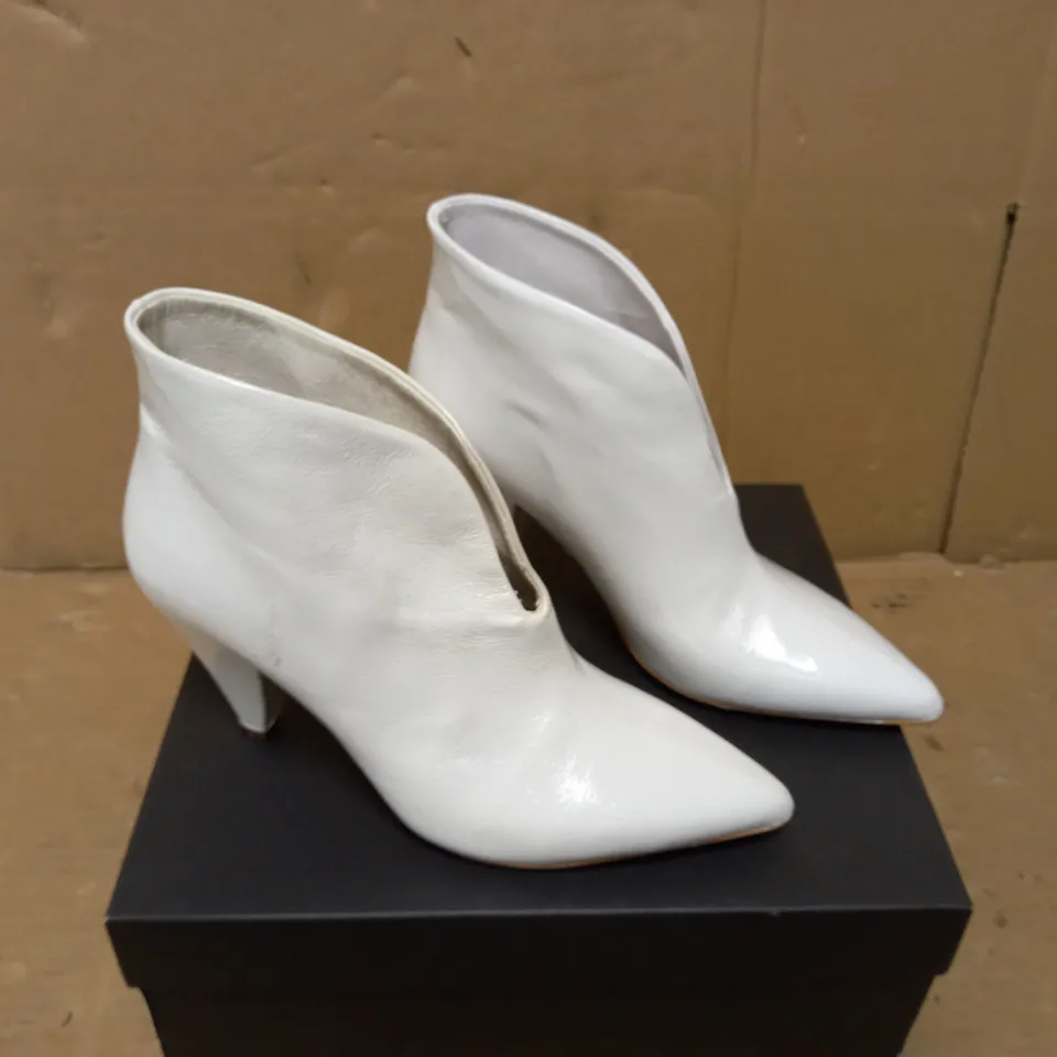 SIZE 5 KIN BY JOHN LEWIS POPPY WHITE ANKLE BOOT