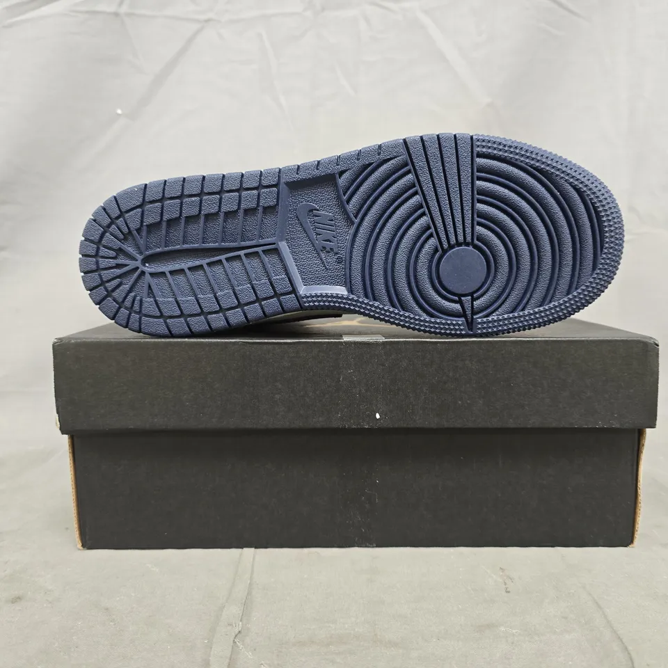 BOXED PAIR OF NIKE AIR JORDAN 1 MID SHOES IN WHITE/NAVY SIZE UK 4