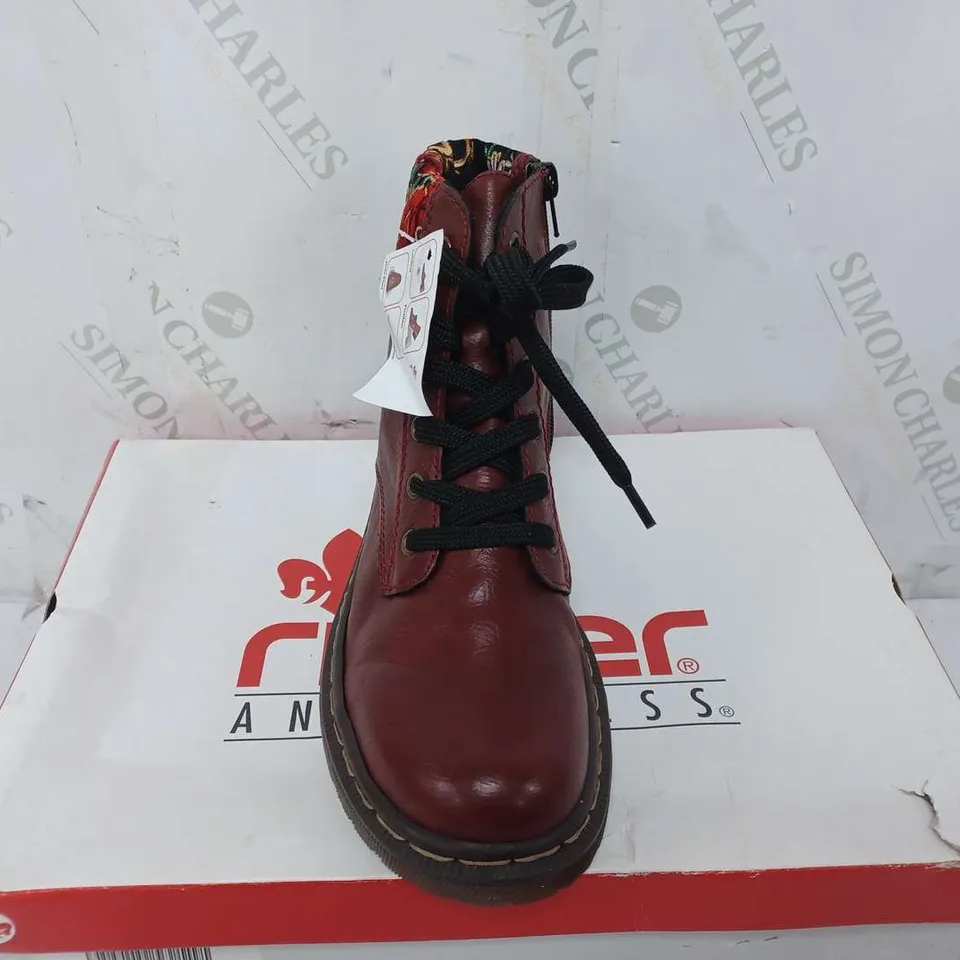 BOXED PAIR OF RIEKER RED INTEREST COLOUR BOOT - SIZE 39