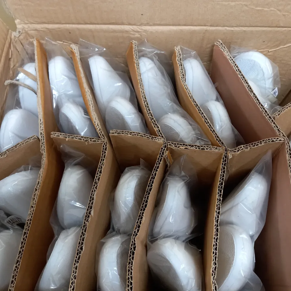 APPROXIMATELY 12 PAIRS OF ZONE SLIPPERS IN WHITE CANVAS SIZE 5