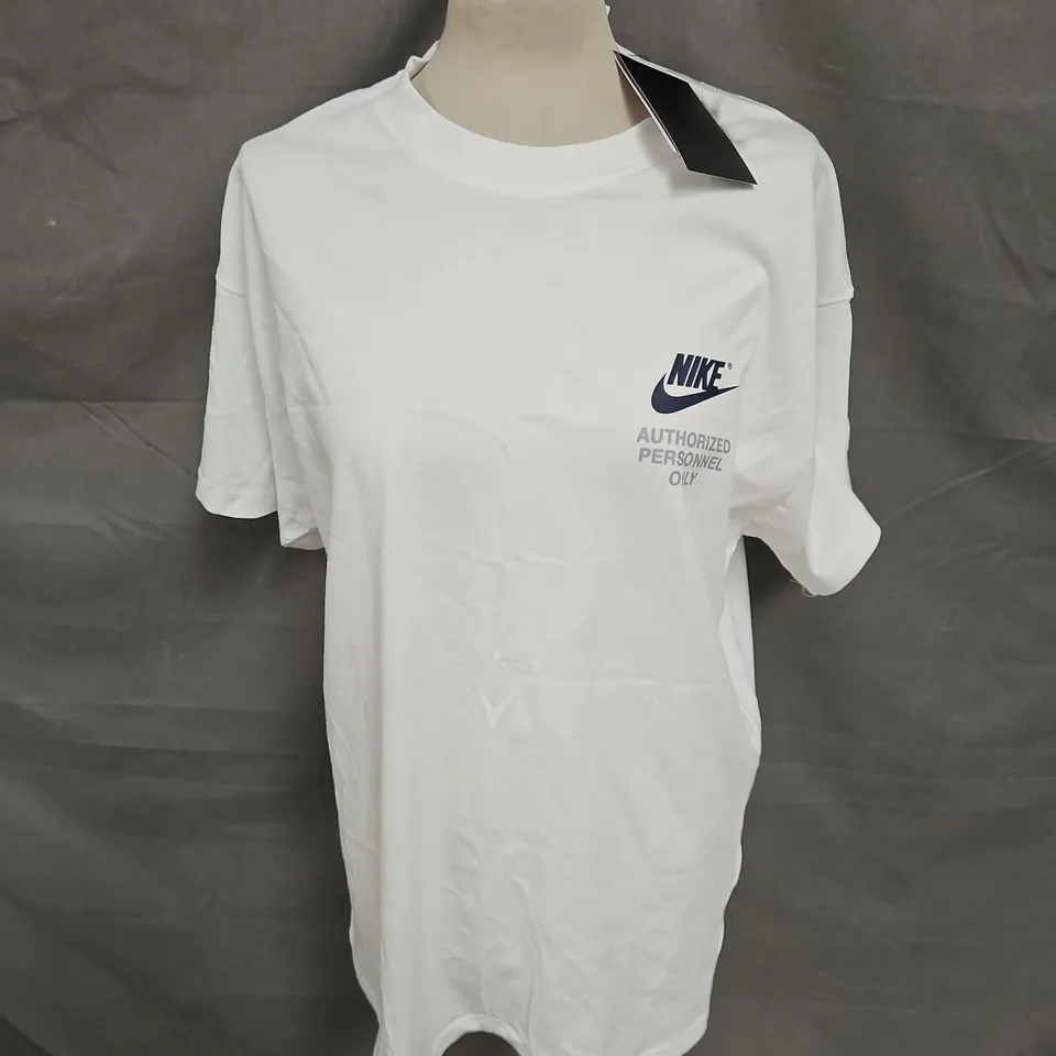 NIKE LOOSE FIT PRINTED TEE IN WHITE SIZE L