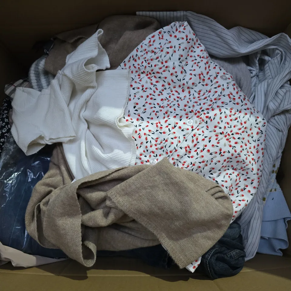 APPROXIMATELY 35 CLOTHING ITEMS IN VARIOUS SIZES, STYLES & COLOURS TO INCLUDE TOPS, DRESSES, JEANS, ETC - COLLECTION ONLY