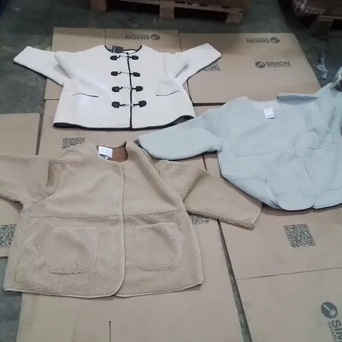PALLET OF BRAND NEW WOMENS QUALITY DESIGNER CLOTHES APPROXIMATELY 100 TO INCLUDE;JD WILLIAMS DUFFLE JACKET,SIMPLY BE BORG JACKET,,SIMPLY BE BORG JACKET 