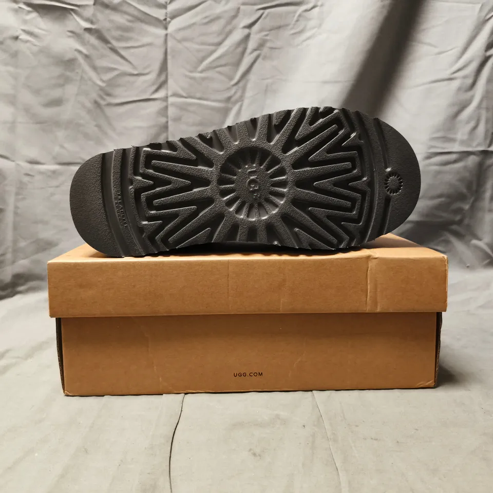 BOXED PAIR OF UGG WOMEN'S DAKOTA PLAYFORM SHOES IN GREY SIZE UK 5