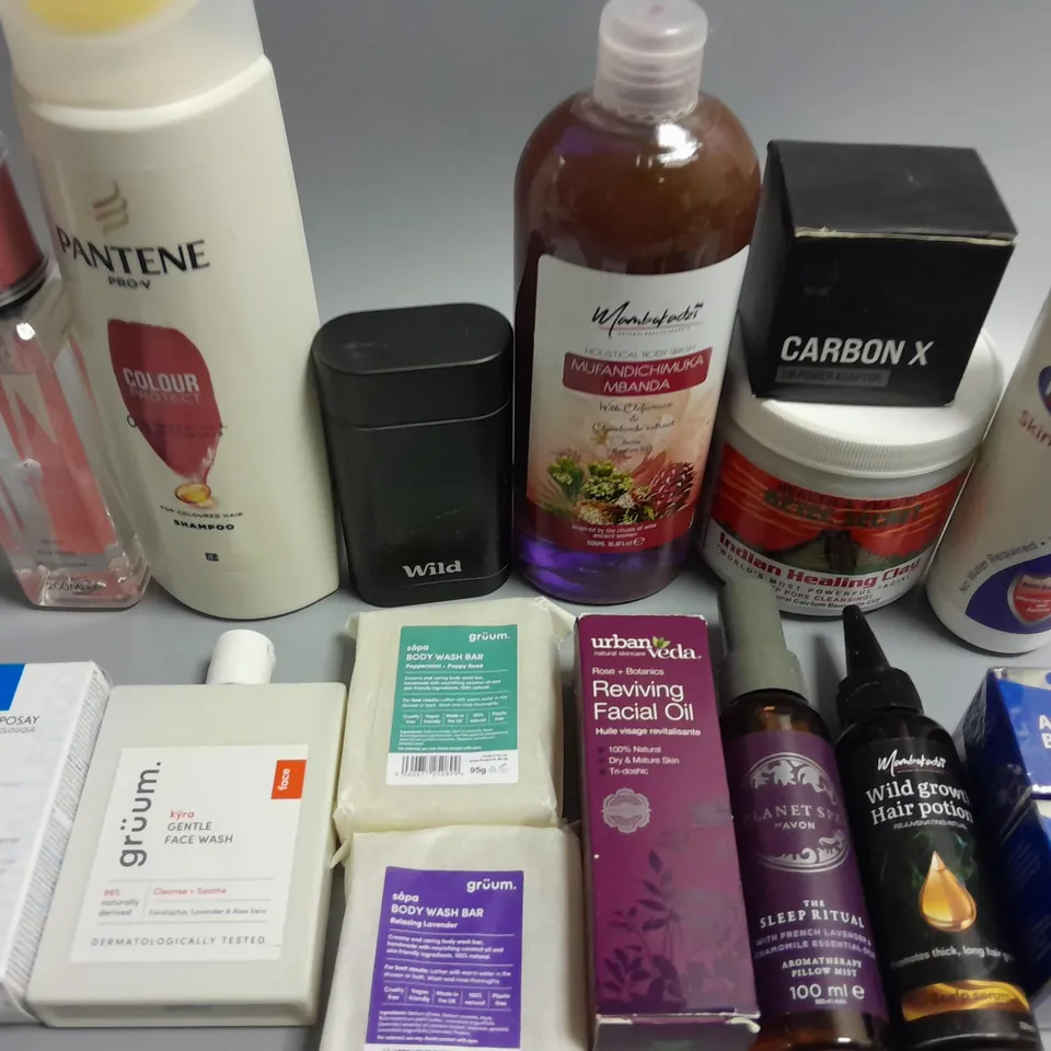 LOT OF 16 ASSORTED HEALTH AND BEAUTY ITEMS TO INCLUDE URBAN VEDA REVIVING FACIAL OIL, GRUUM FACE WASH AND PANTENE SHAMPOO