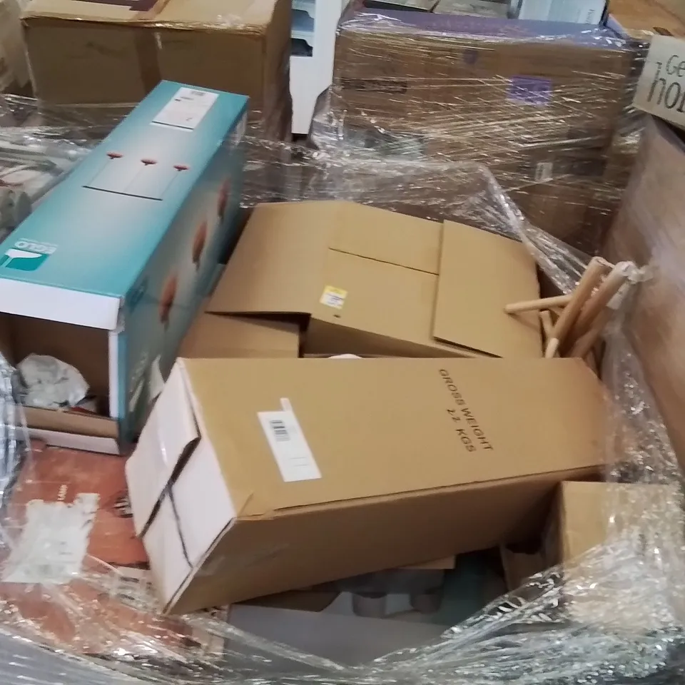 PALLET TO CONTAIN A LARGE QUANTITY OF ASSORTED LIGHT PRODUCTS TO INCLUDE,CHANDELIER,LIGHT FITTINGS,CEILING LIGHT