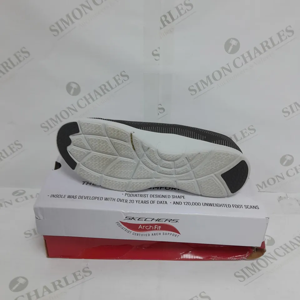 BOXED PAIR OF SKECHERS ARCH FIT TRAINERS IN BLACK SIZE 5 