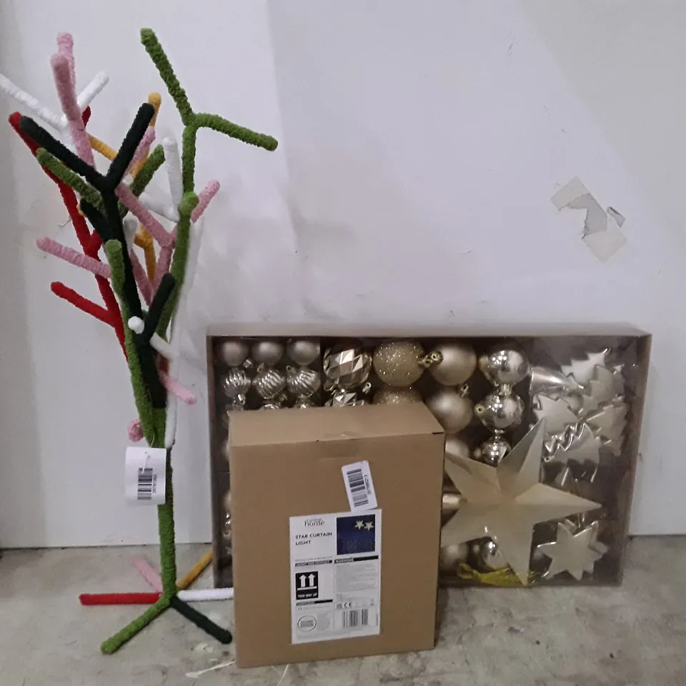 BOX CONTAINING APPROXIMATELY 9 ASSORTED BRAND NEW CHRISTMAS DECORATIONS 