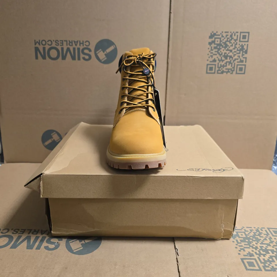 BOXED PAIR OF ED HARDY DANCING DRAGON WORK BOOTS IN TAN SIZE UK 7