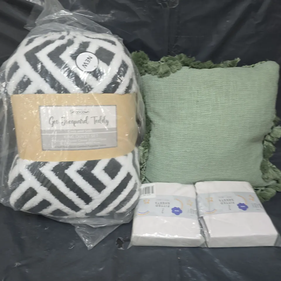 BOX OF ASSORTED HOMEWARE ITEMS TO INCLUDE DUVET SET, CUSHIONS AND FITTED SHEETS