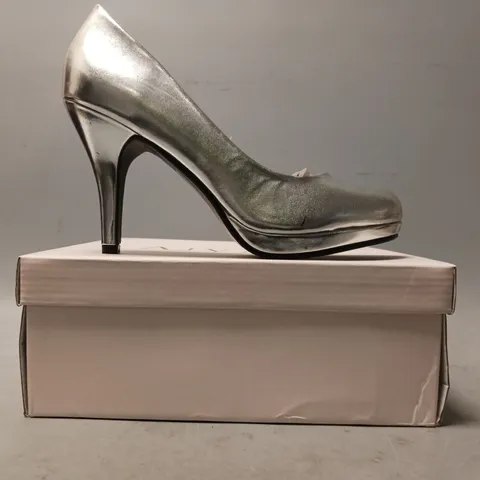 BOXED PAIR OF AJVANI CLOSED TOE HEELED SHOES IN METALLIC SILVER SIZE 6