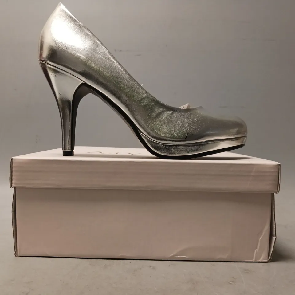 BOXED PAIR OF AJVANI CLOSED TOE HEELED SHOES IN METALLIC SILVER SIZE 6