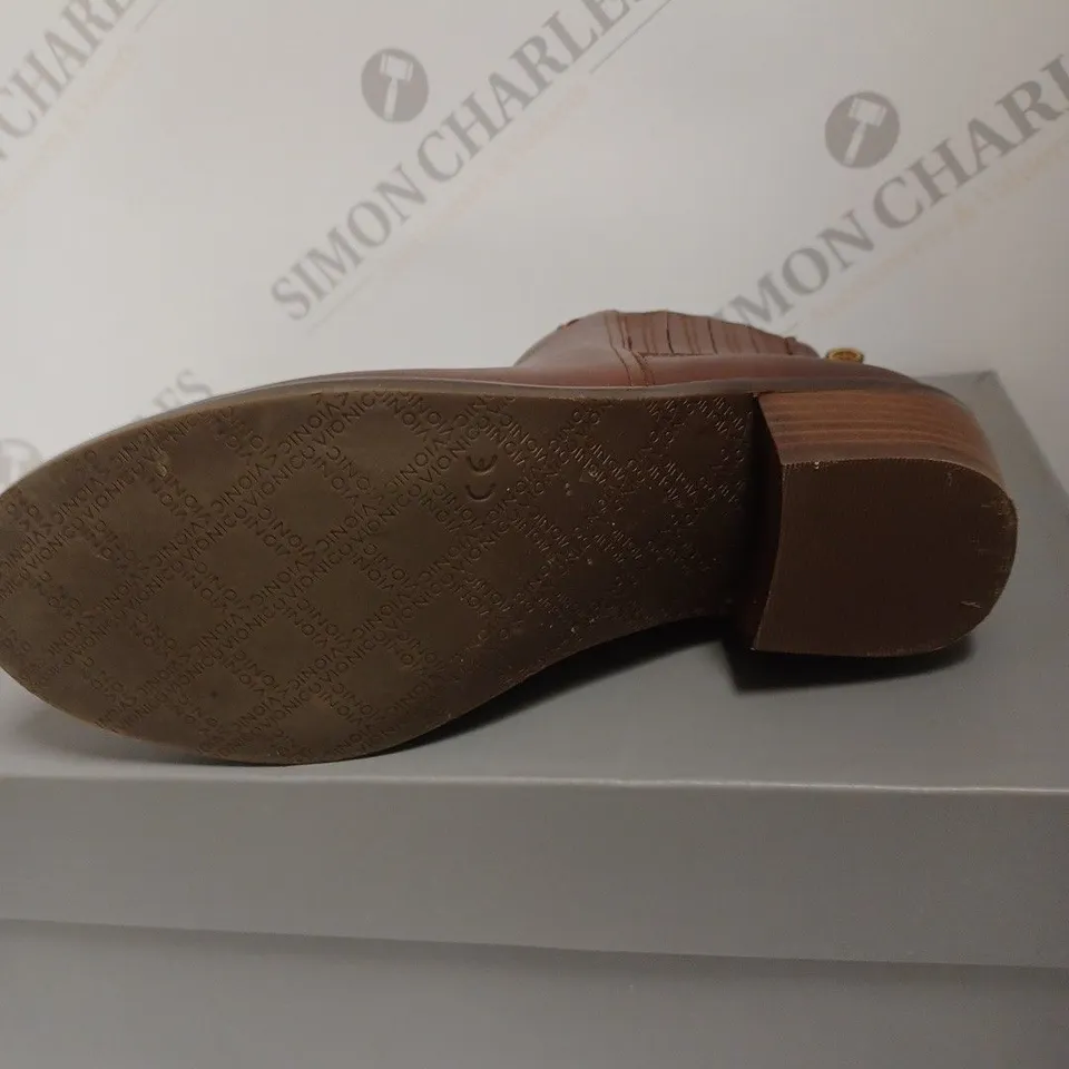 BOXED VIONIC JOY LEATHER BOOTS, BEAVER - SIZE 3 