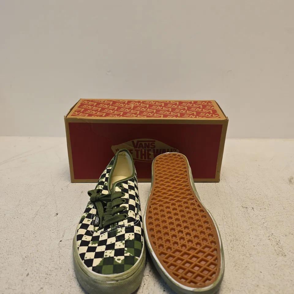 VANS CHECKERBOARD SNEAKERS – GREEN/BLACK, UK 7 (US 8) – BOXED
