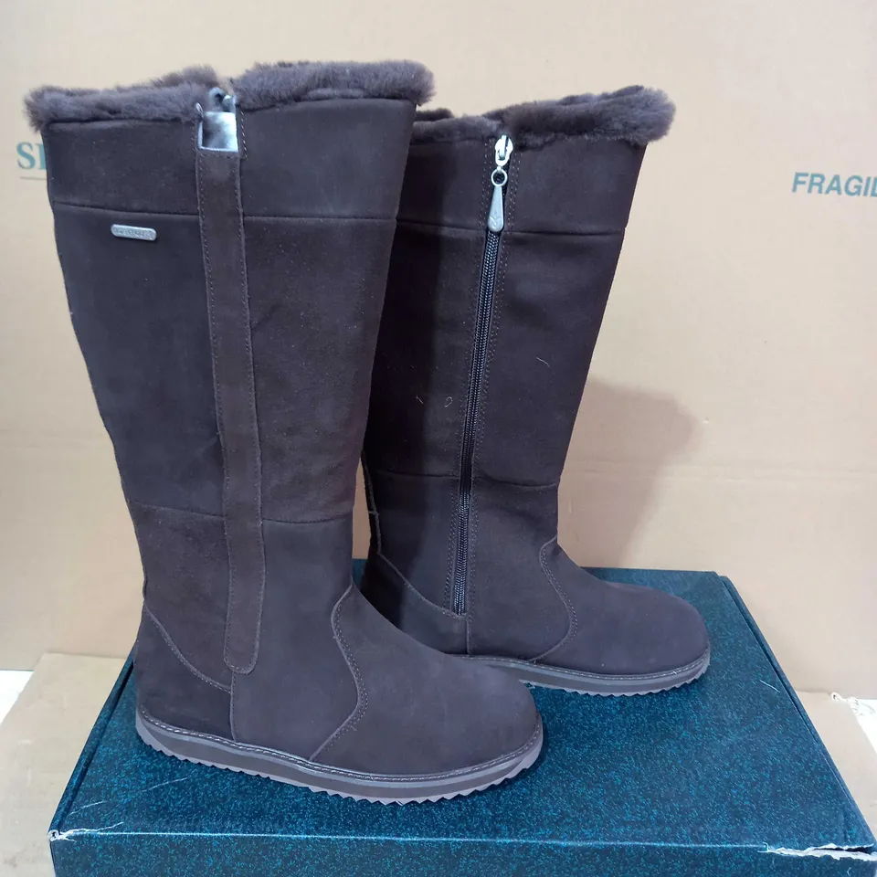 BOXED PAIR OF EMU AUSTRALIA BOOTS - SIZE M7