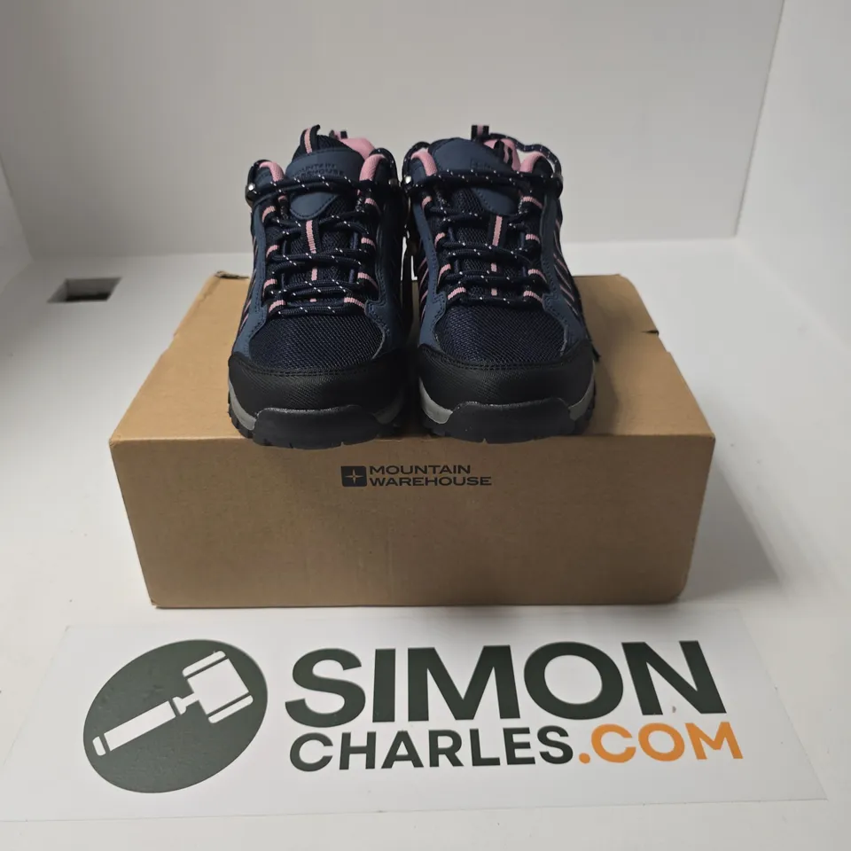 BOXED PAIR OF MOUNTAIN WAREHOUSE PATH WOMENS OUTDOOR WATERPROOF WALKING SHOES IN NAVY - UK 6