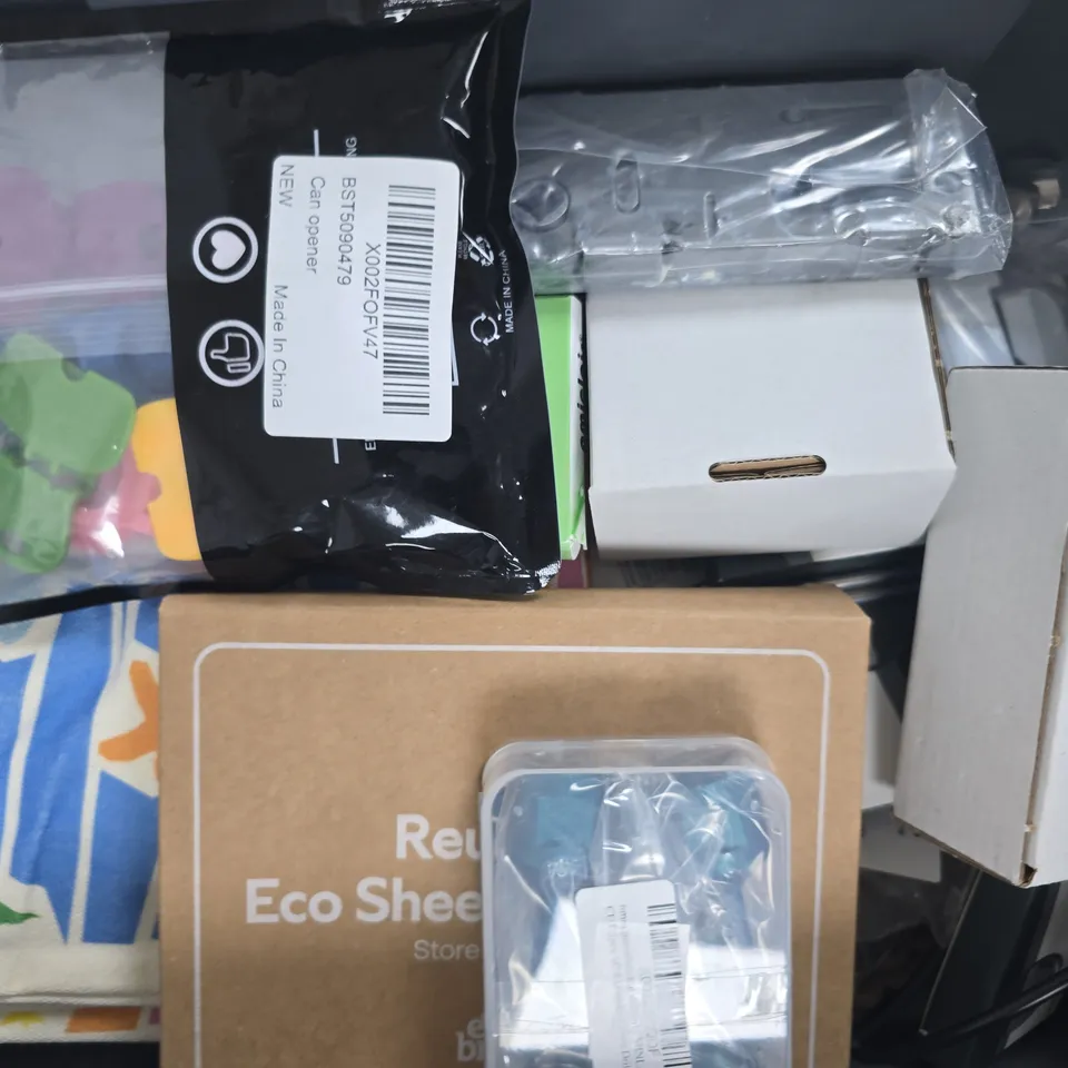 APPROXIMATELY 10 ASSORTED HOUSEHOLD ITEMS TO INCLUDE HEAVY DUTY BLACK STEEL PADLOCK, AIKZIK HOOKS, ETC
