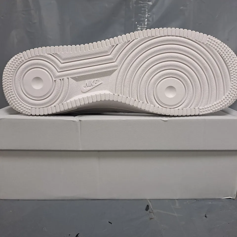 BOXED PAIR OF NIKE AIR FORCE 1 '07 SHOES IN WHITE SIZE UK 9