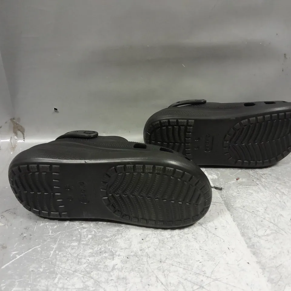 UNBAGGED PAIR OF CROCS BLACK RAISED CLOG M6 W8 