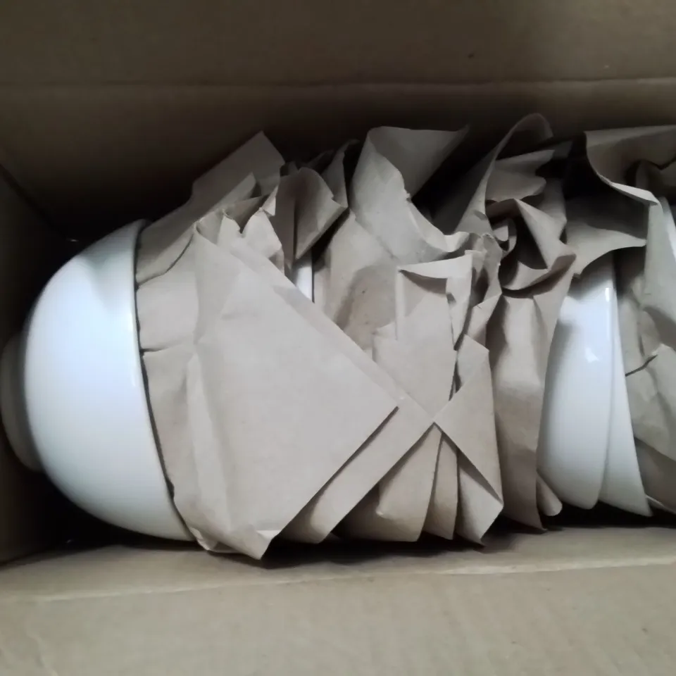 BOX CONTAINING 10 PORCELAIN BOWLS