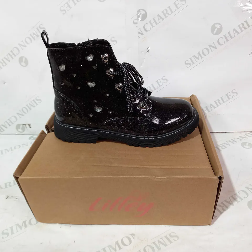 BOXED PAIR OF LILLEY JODIE ANKLE BOOTS IN BLACK W. GLITTER EFFECT & HEART DESIGN UK SIZE 4