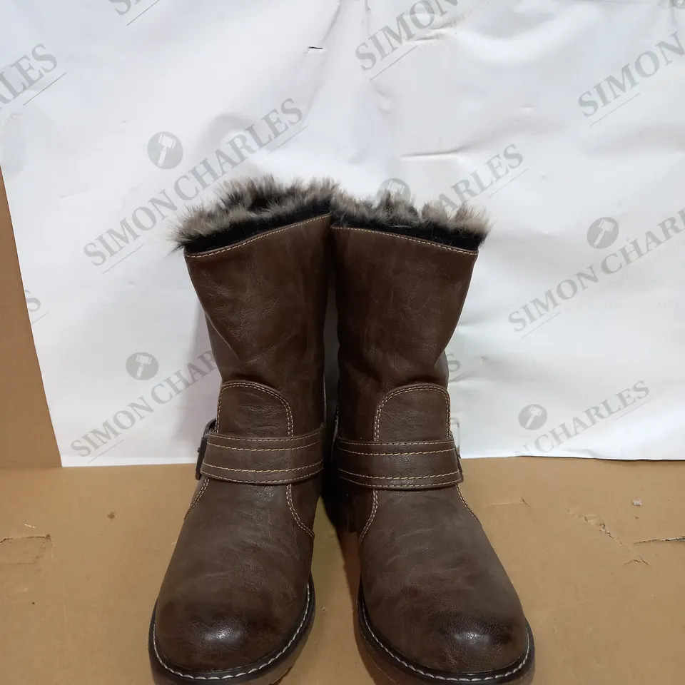 PAIR OF BOXED PRESS STUD FOLD DOWN BIKER STYLER ANKLE BOOTS SIZE 5 