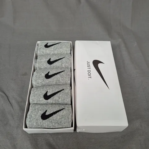 BOXED NIKE CREW SOCKS - X5 