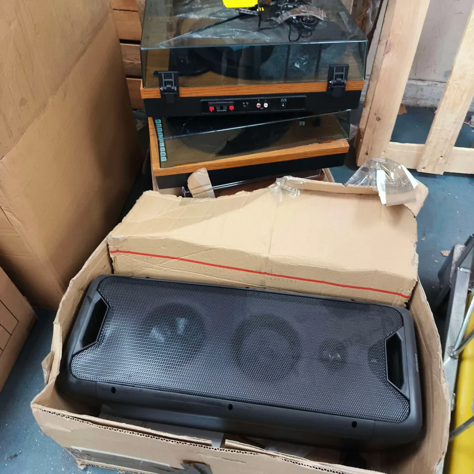 LOT OF 10 ASSORTED UNBOXED LENCO AUDIO ITEMS TO INCLUDE TURNTABLES AND PARTY SPEAKER
