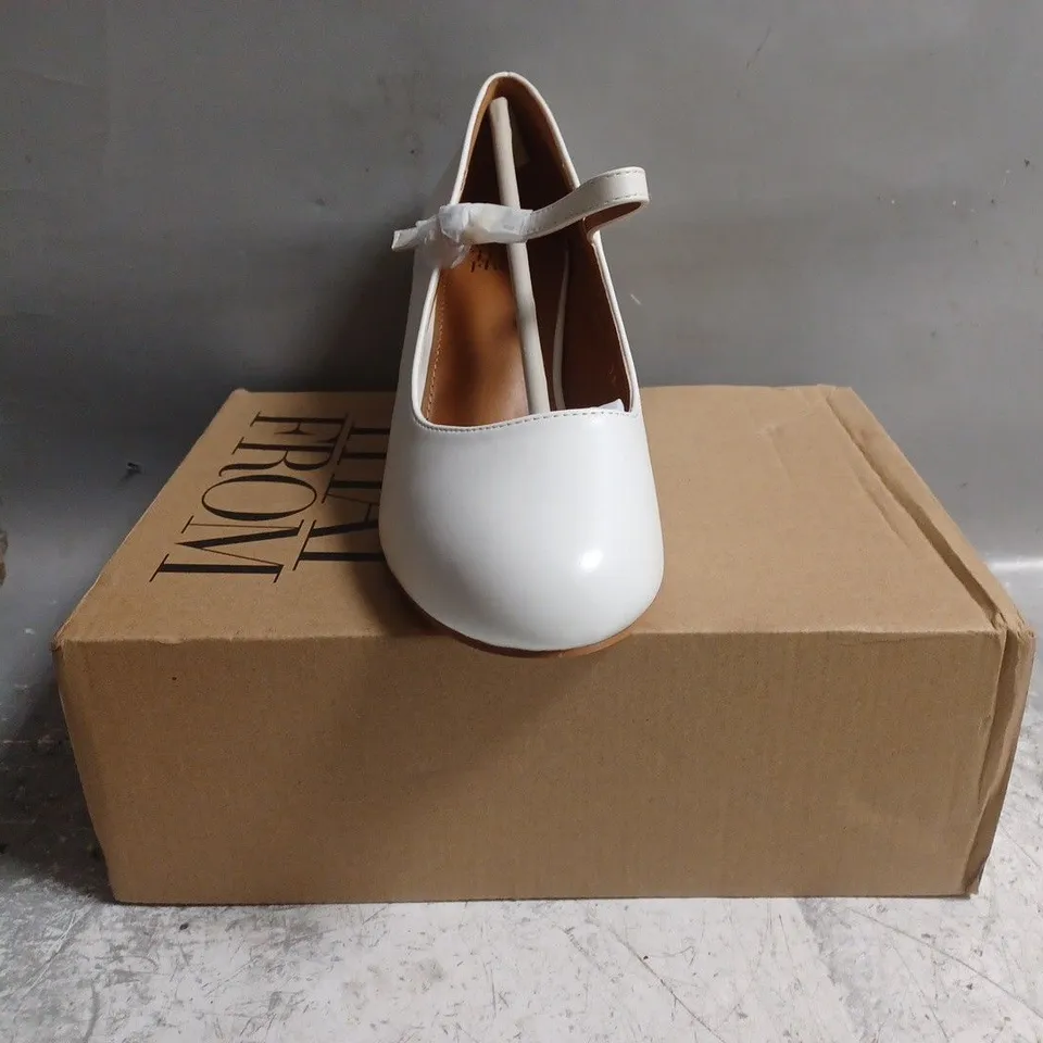 BOXED PAIR OF WHERE'S THAT FROM CLOSED TOE BLOCK HEEL SHOES IN WHITE SIZE UK 6