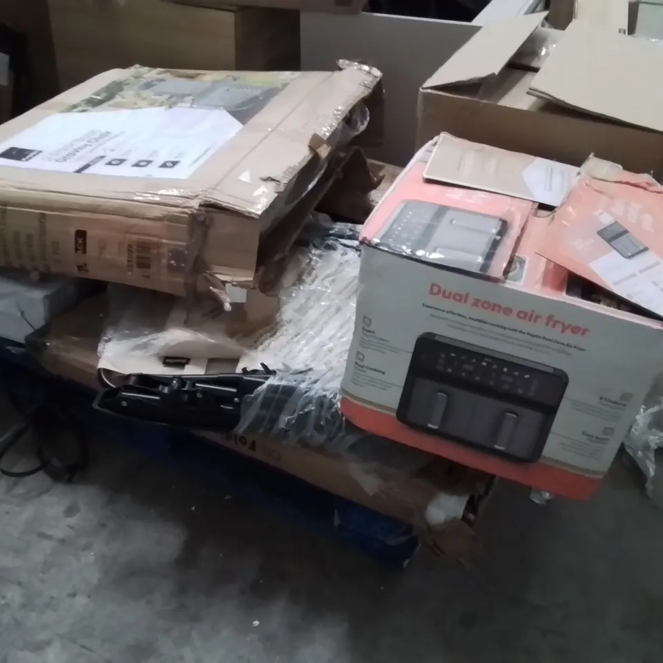 PALLET OF ASSORTED HOUSEHOLD GOODS AND PRODUCTS TO INCLUDE;AIR FRYER,GRAVITY CHAIRS,CAMPING CHAIRS