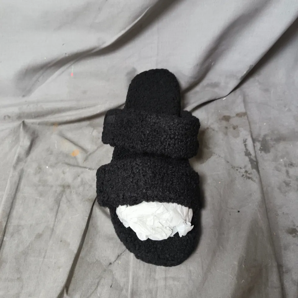 UNBOXED THE OODIE BLACK FLUFFY DOUBLE-STRAP SLIPPERS – SIZE 42/43
