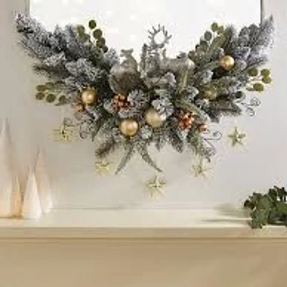 FESTIVE DEER SWAG CHRISTMAS WALL DECORATION