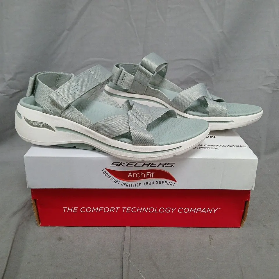 BOXED PAIR OF SKECHERS ARCHFIT SANDALS IN SPEARMINT SIZE UK 6