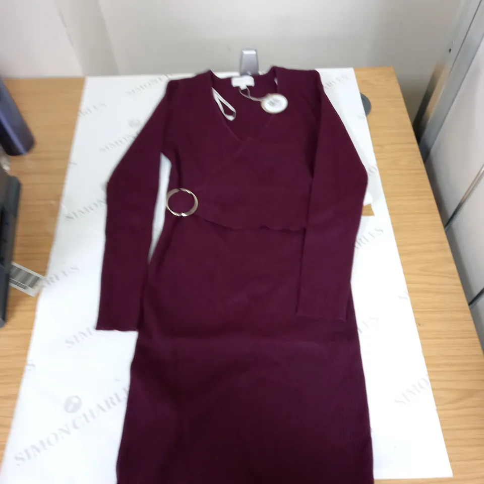 BOX OF ASSORTED CLOTHING ITEMS TO INCLUDE TROUSERS, TOPS, HATS ETC