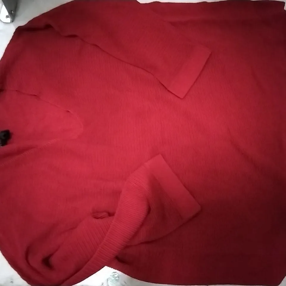 BOX CONTAININ PHASE EIGHT GREEN JUMPERS SIZE 18 , 8 PCS AND 5 PCS RED JUMPERS SIZE 18