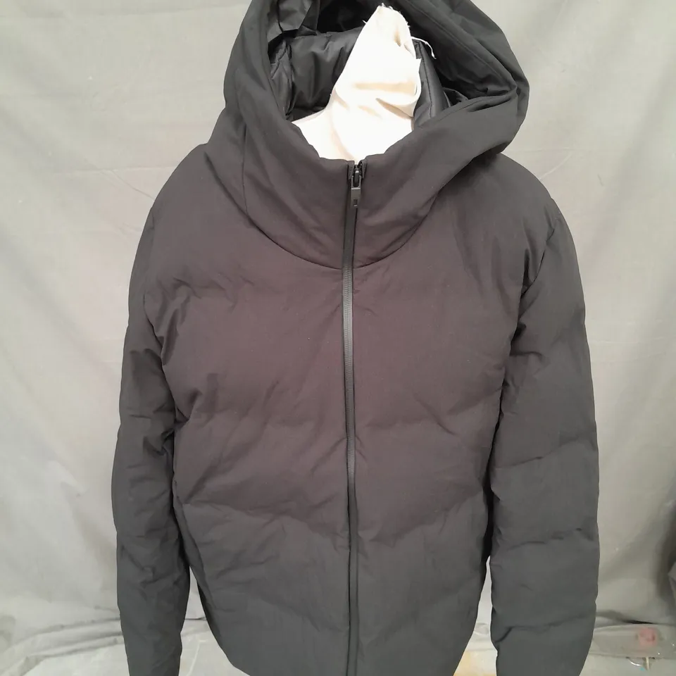 UNIQLO HOODED PUFFER JACKET IN BLACK SIZE M