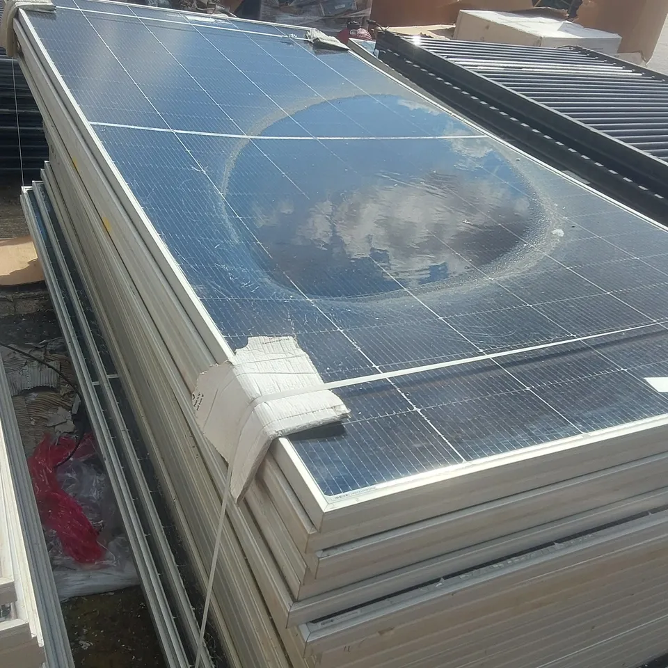 PALLET CONTAINING A VERY LARGE QUANTITY OF SOLAR PANELS