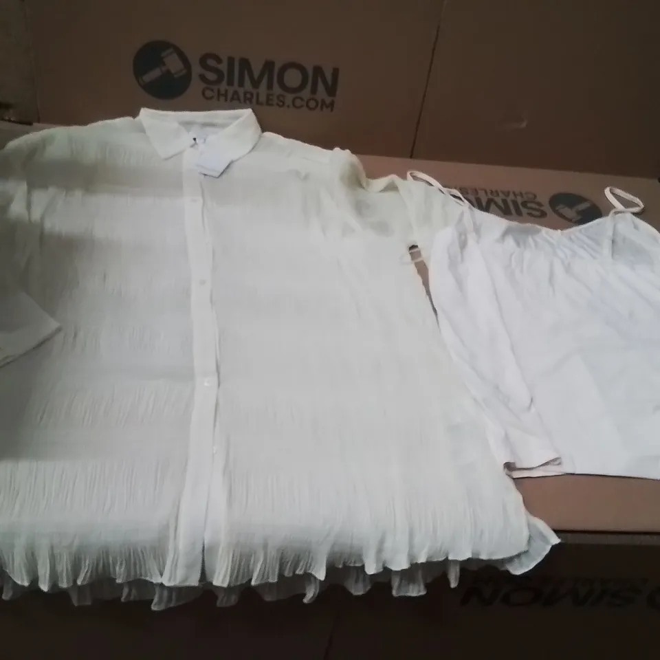 BOXED BRAND NEW APPROXIMATELY 25 JD WILLIAMS IVORY TEXTURED SHIRT SIZE 18