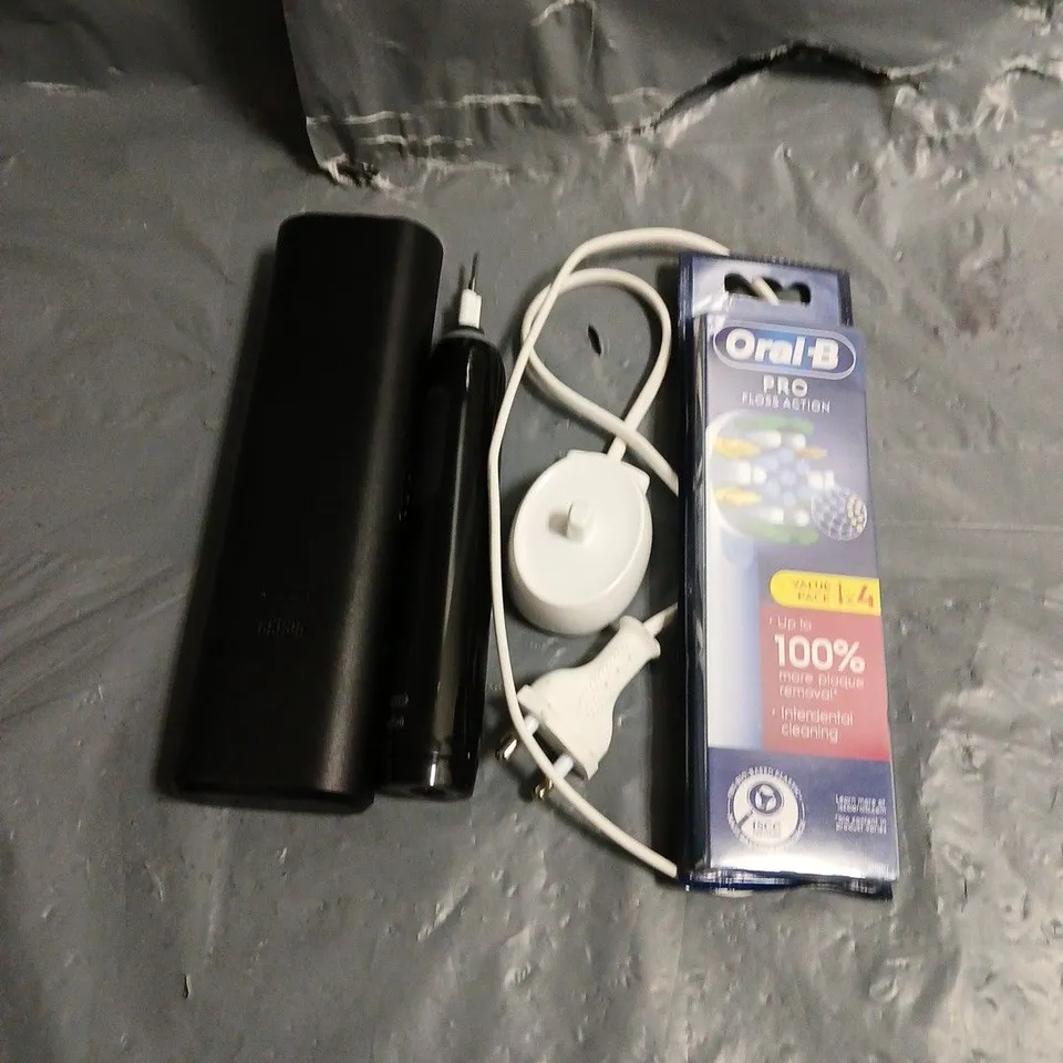 ORAL B ELECTRIC TOOTHBRUSH IN BLACK WITH CASE, CHARGER AND BRUSH HEADS