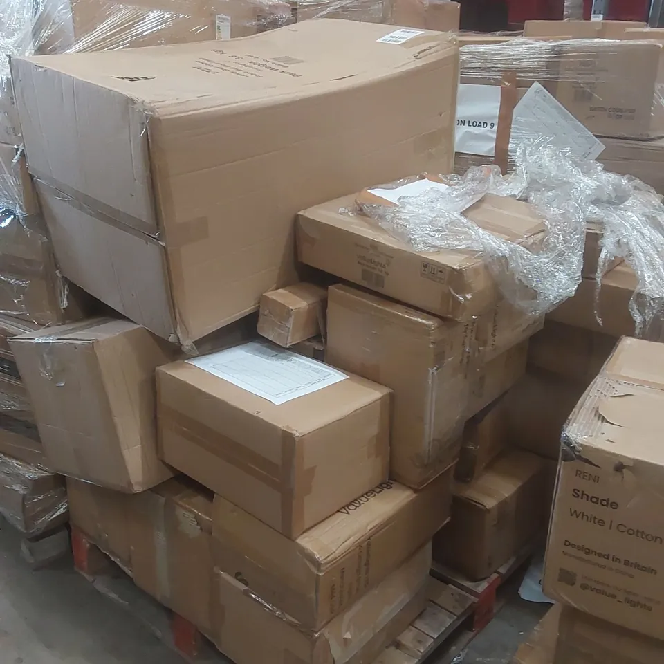 PALLET CONTAINING A VERY LARGE QUANTITY OF ASSORTED DESIGNER LIGHTING PRODUCTS