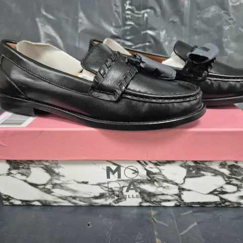 BOXED PAIR OF MODA IN PELLE ESPELETTE LOAFERS IN BLACK SIZE 4