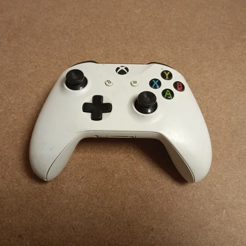 MICROSOFT XBOX ONE WIRELESS CONTROLLER IN WHITE MODEL 1708