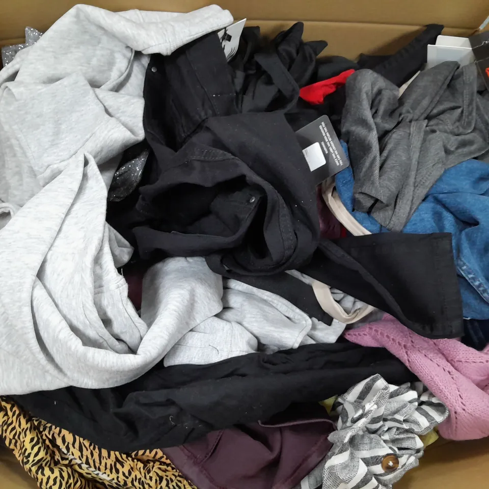 LARGE BOX OF CLOTHING TO INCLUDE DRESSES - TOPS - TROUSERS / COLLECTION ONLY 