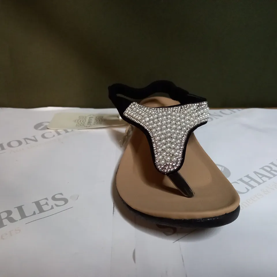 KASARA FAUX PEARL DETAIL THONG SANDAL - SIZE 5
