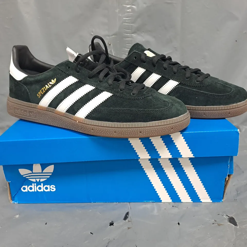 BOXED PAIR OF ADIDAS HANDBALL SPEZIAL SHOES IN BLACK/WHITE SIZE UK 9